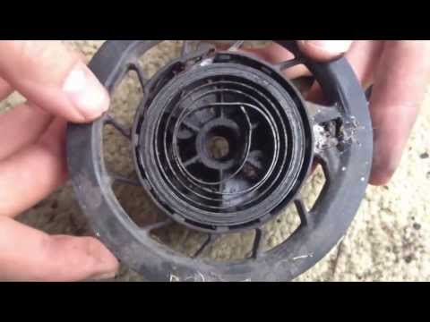 Видео: PushMowerRepair.com - Briggs 3.5HP. Возврат пружины стартера.