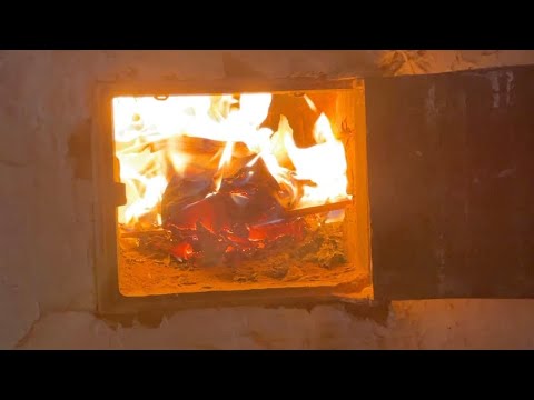 Видео: #27 ЗАБРОШЕННЫЙ ДОМ / Растопили печь, которая более 15 лет не топилась/ Поставили зимние рамы