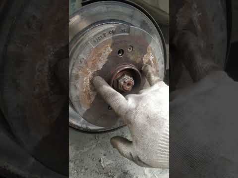 Видео: Как легко снять задний тормозной диск ssangyong action