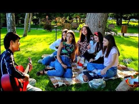 Видео: ГИТАРИСТ ПРИТВОРЯЕТСЯ НОВИЧКОМ, ВТОРАЯ ЧАСТЬ. РЕАКЦИЯ ДЕВУШЕК НА КЛАССНЫЕ ПЕСНИ)