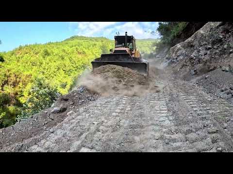 Видео: РАБОТЫ ПО ОТКРЫТИЮ ДОРОГИ С ПОМОЩЬЮ БУЛЬДОЗЕРА CATERPILLAR В ЗОНЕ ОПОЛЗНЯ И ОБРЫВА #работа #бульдозе