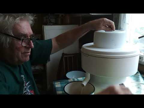 Видео: Делаем яблочный сок на соковыжималке "Салют".