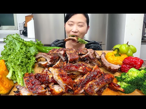 Видео: Свиные ребрышки на гриле с соусом булдак, шоу по поеданию блюд🥵 Остро, но вкусно