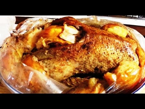 Видео: Святкова гуска печена в рукаві.