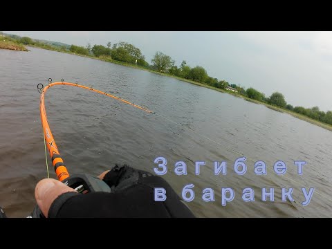 Видео: Загибает удочку в баранку. Ловим щуку.