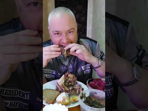 Видео: Грызу варёные говяжьи кости с горчицей и салатом из свёклы. Мукбанг. 