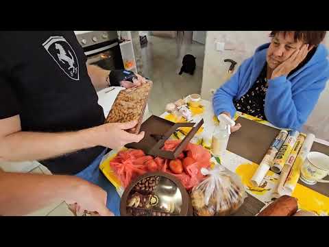 Видео: Мама Вернулась Домой ! Аня Передала Много Колбасы! Готовим Вкусный Обед 
