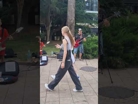 Видео: Мальчик 8 лет играет с папой в Сочи Перемен - #Цой #ГруппаКино (№18)