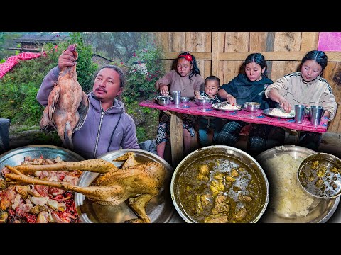 Видео: Рецепт местного куриного супа с рисом: приготовление и поедание || Совместный ужин в деревне || В...