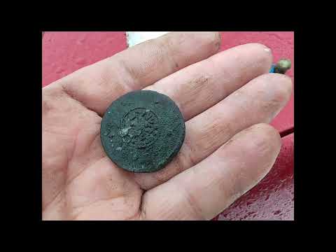 Видео: шурф очень старого дома и куча раритетов