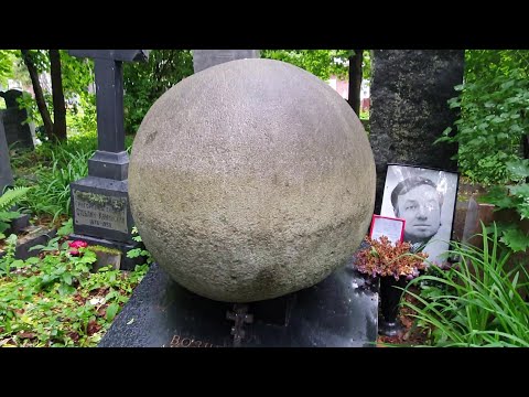 Видео: Необычный памятник на могиле Андрея Вознесенского и шикарная Белла Ахмадулина _Новодевичье кладбище