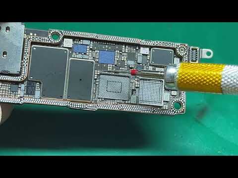 Видео: iPhone 15 Pro подготовка модемной платы к свапу