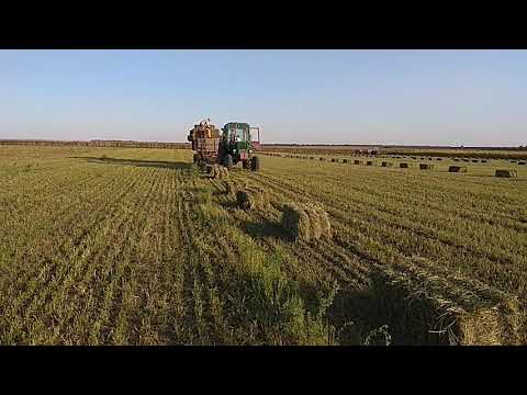 Видео: Погрузка тюков (самодельный погрузчик)