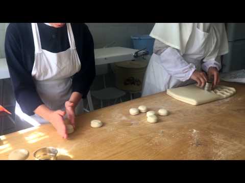Видео: Изготовление служебных просфор