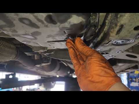 Видео: Обслуживание и заправка трансмиссии Toyota Camry V6 2009 года