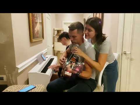 Видео: Анастасия Макеева и семейный ансамбль в исполнении "А река течет"