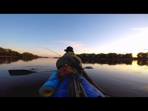 Видео: Рыбалка осенью на две ночи. Ловля щуки и судака. Рыбалка на каяке.