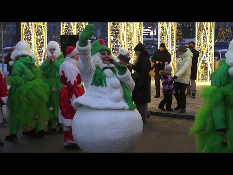 Видео: Новогодний сезон открылся в Новосибирске // "Новости 49" 02.12.24