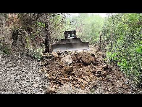 Видео: УЗКАЯ ТРОПА ЧЕРЕЗ ЛЕСНУЮ ДОРОГУ. РАБОТЫ НА МЕСТЕ С МНОГОЧИСЛЕННЫМИ ОБРЫВАМИ, СКАЛАМИ И ОПОЛЗНЯМИ