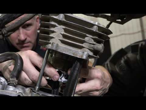 Видео: Honda 300 REBUILD Эпизод № 22. Снятие поршня и установка цилиндра!