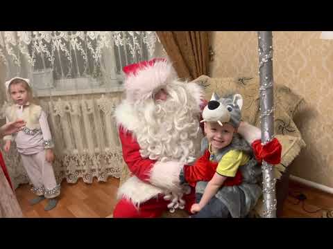 Видео: Зимние прогулки, в гостях Дед Мороз и снегурочка