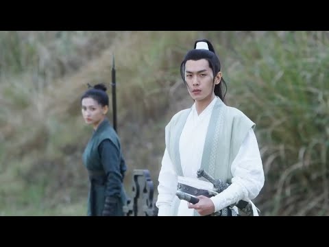 Видео: Мастер презирает маленького парня, но не знает, что он мастер кунг-фу.