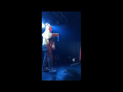 Видео: Фанатка Билли Айлиш упала в обморок на концерте, и вот что сделала Билли [озвучила Elena Lids]