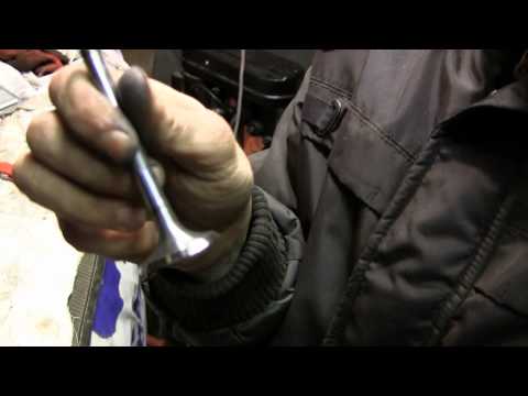 Видео: Golf 2 ремонт ДВС видео 13, шлифуем клапана и убераем раковины в домашних условиях