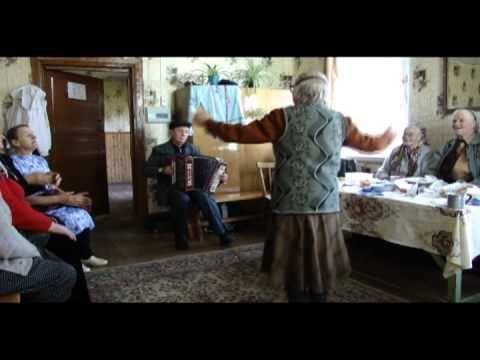 Видео: Припевки под гармонь с плясками деревня, Псков