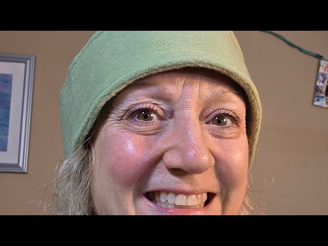 Видео: Кусочек флиса превращается в повязку на голову!