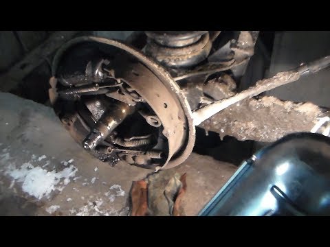 Видео: Замена рабочих цилиндров и тормозных колодок.Деу Матиз.