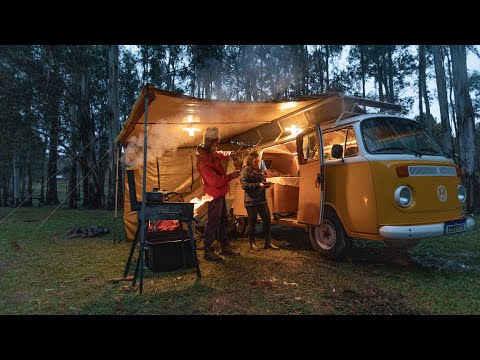 Видео: Повседневная жизнь в маленьком автобусе в горах