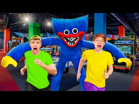 Видео: За Нами Охотится ХАГИ ВАГИ В Игровом Центре !