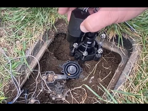 Видео: Как заменить застрявший соленоид и диафрагму клапана Rain Bird — полное руководство по ремонту #s...
