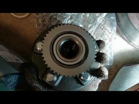 Видео: Nissan Primera P12. Замена задней ступицы и тормозных колодок