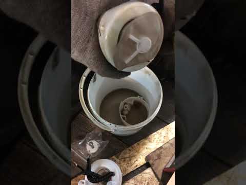 Видео: Замена топливного фильтра бензонасоса Лада ларгус!и в чем подвох!!!