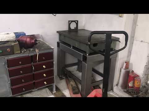 Видео: Подъем и установкаповерочной плиты 396 кг. в мастерской