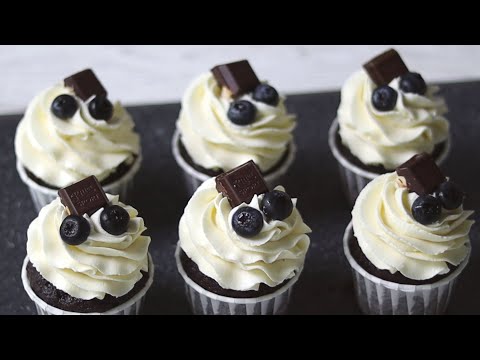 Видео: Капкейки "Сникерс". Самые вкусные шоколадно-кофейные капкейки с карамелью и арахисом.