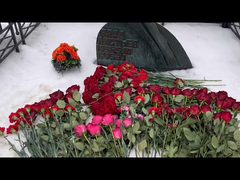 Видео: Букеты цветов на могиле Влада Листьева в день смерти _ 29 лет назад … Ваганьковское кладбище 2024