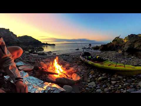 Видео: Ночевка в уединенной бухте (съедаю то, что поймаю)