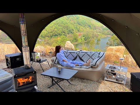 Видео: Комфортная ночь в прозрачной на 360° палатке с уютной дровяной печью.