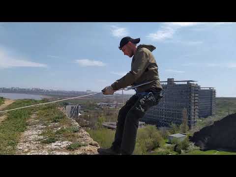 Видео: Альпинистская обвязка из куска веревки. Аварийный спуск. Страховочная система |Спуск по веревке