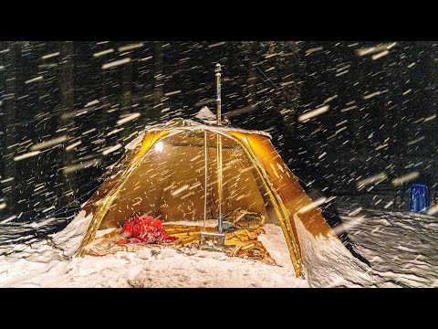 Видео: Одиночный поход в сильный снегопад | Горячая палатка, которая едва выдерживает сильный снегопад