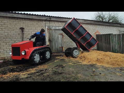 Видео: Гусеничный минитрактор помогает по хозяйству.