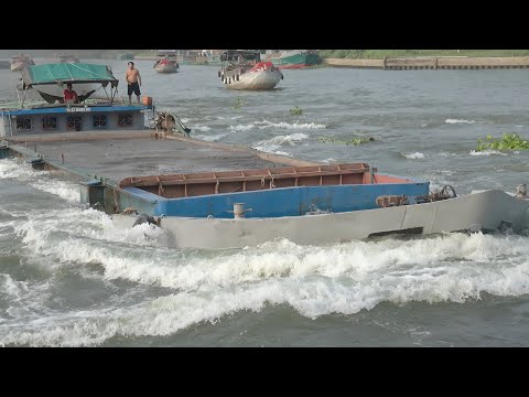 Видео: Храбрые баржи сражаются с течением у ворот плотины.