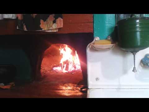 Видео: Жизнь в деревне.  Русская глиняная печь
