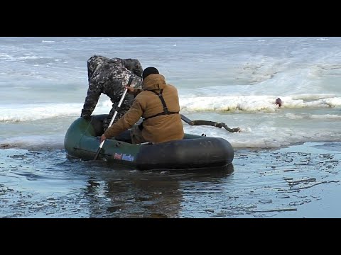 Видео: Вот такой он, ПОСЛЕДНИЙ ЛЁД ! Ловля плотвы зимой! Крупная плотва на червя!