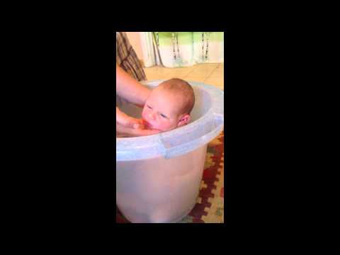 Видео: Купание новорожденного в вертикальной ванночке (tummy tub) часть 2