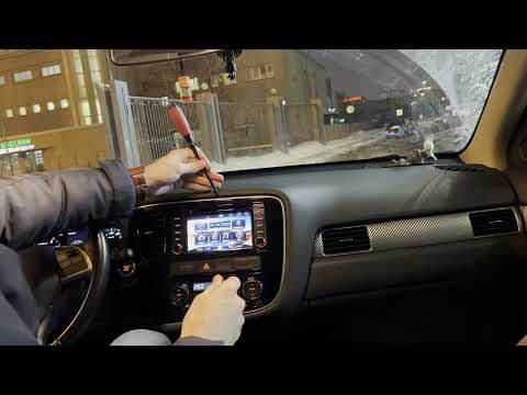 Видео: Снятие накладки магнитолы и климата Mitsubishi Outlander 3 2012-2021