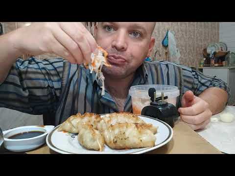 Видео: МУКБАНГ жареные дамплинги / ОБЖОР корейские пельмени